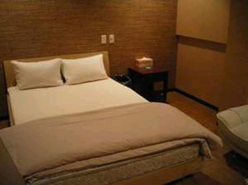 Uehonmachi Plaza Hotel (Adults Only) Osaka Exterior photo